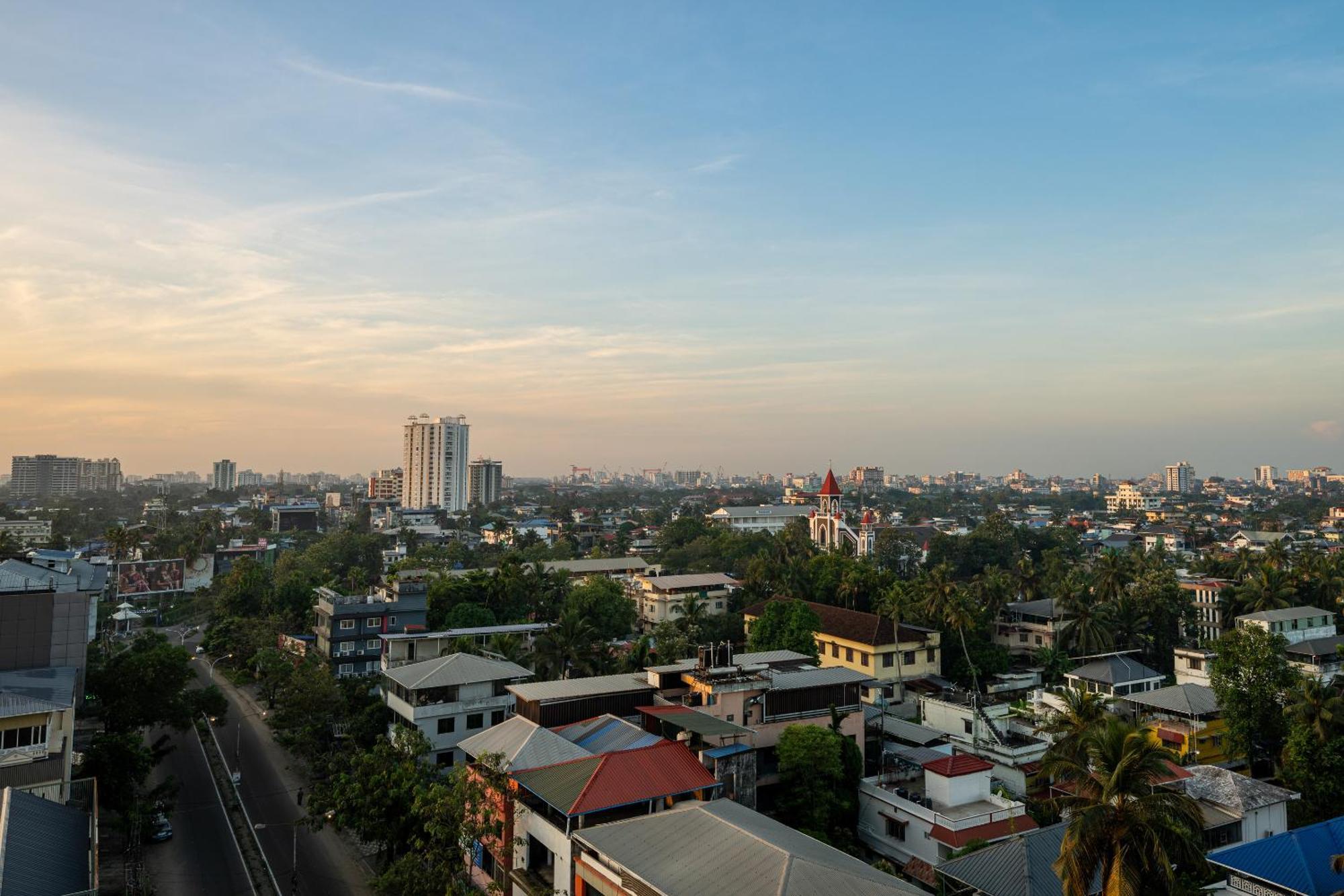 Cj Grande By Jesway Hotels & Resorts Kochi Bagian luar foto