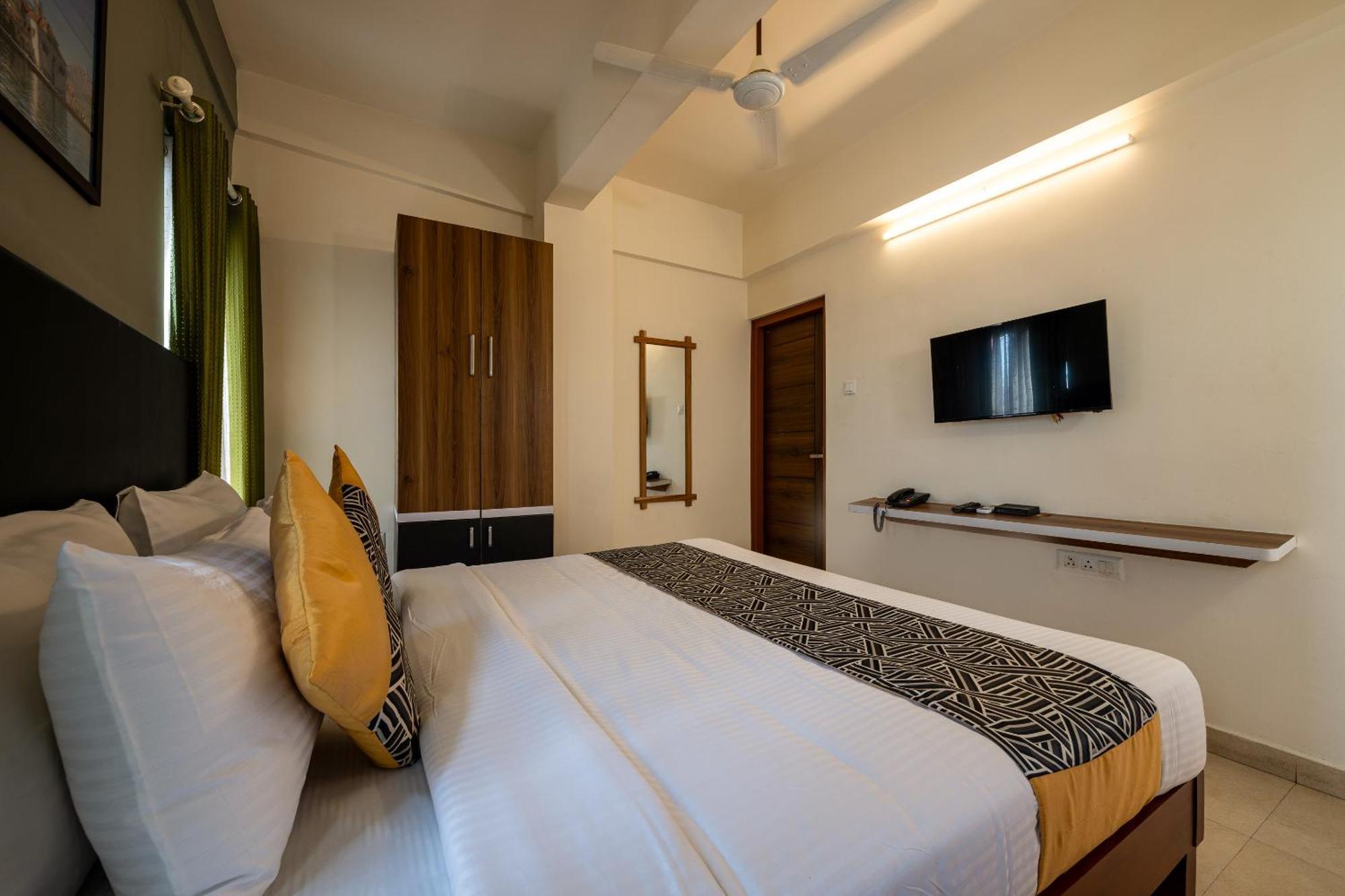 Cj Grande By Jesway Hotels & Resorts Kochi Bagian luar foto