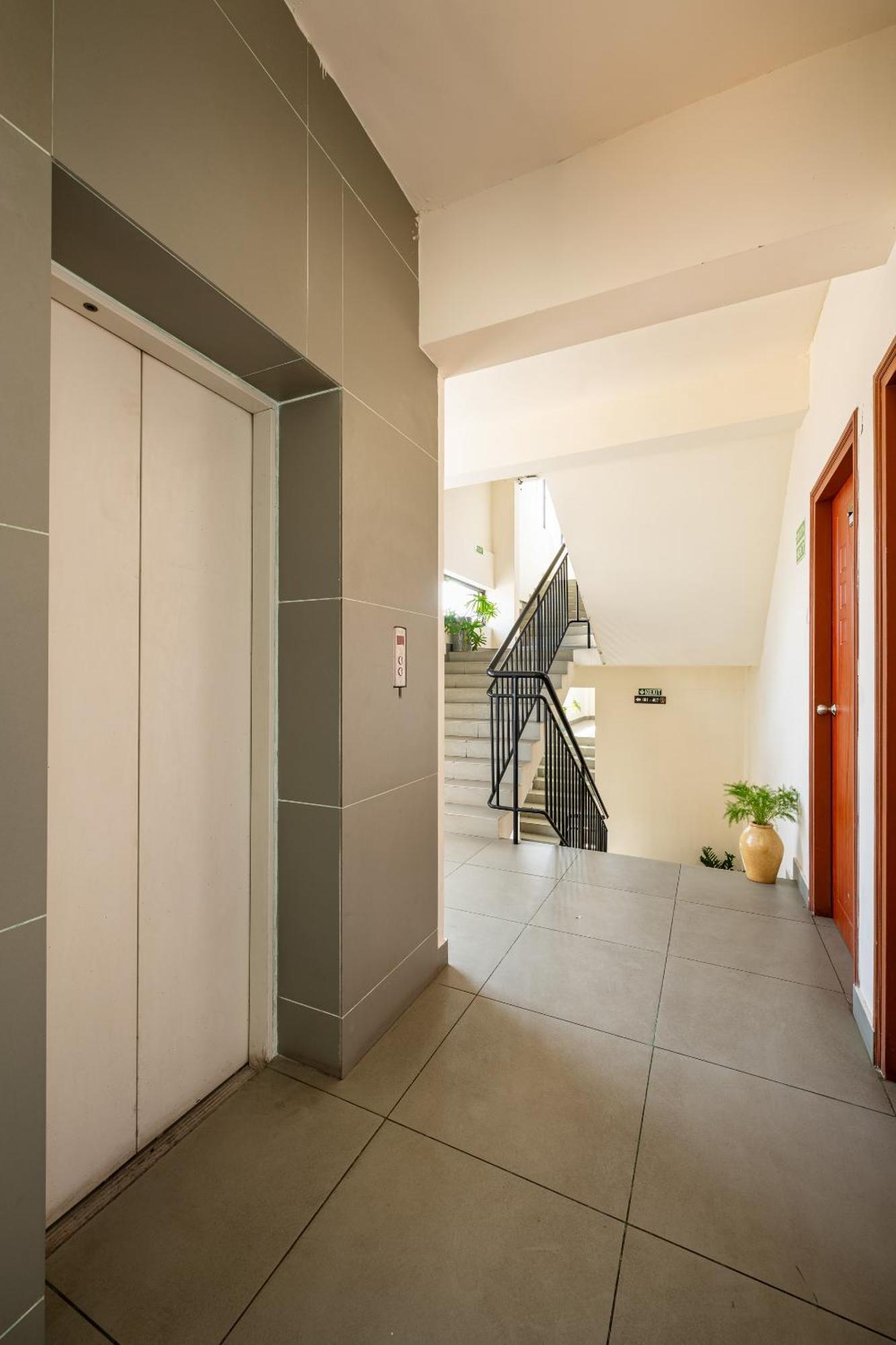 Cj Grande By Jesway Hotels & Resorts Kochi Bagian luar foto